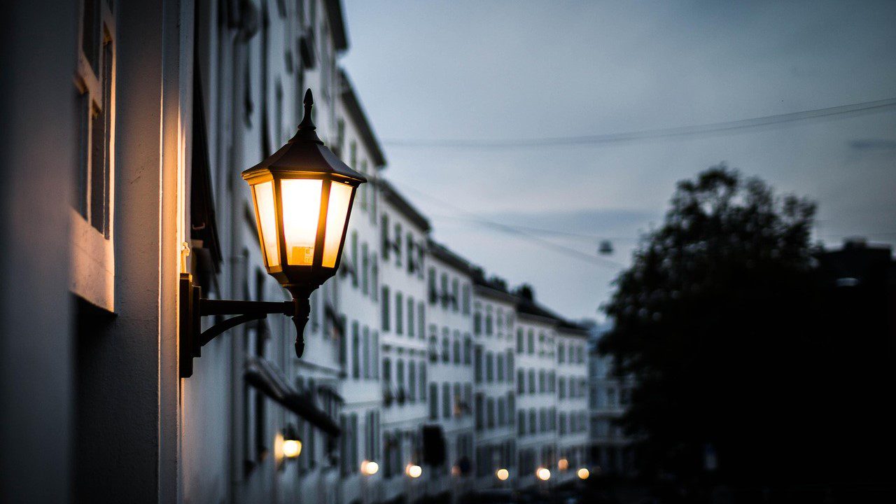 ¡Abbá, deja la luz encendida!