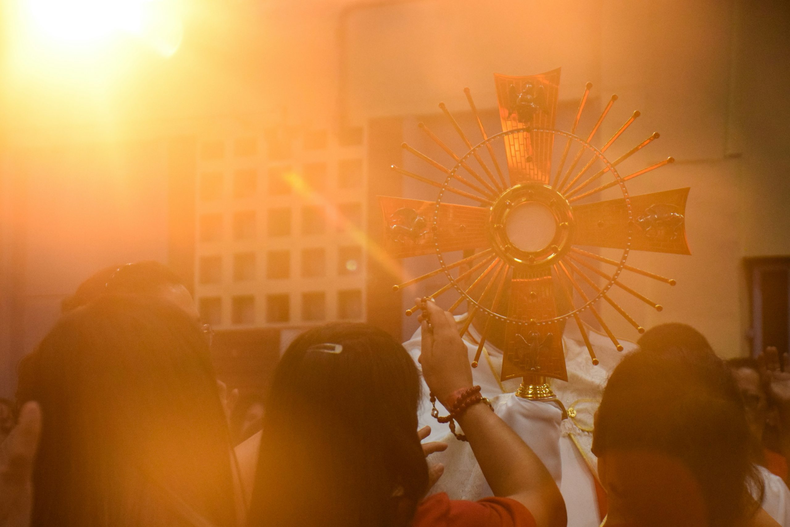 De procesiones, cuerpos y postraciones (La solemnidad de Corpus Christi)